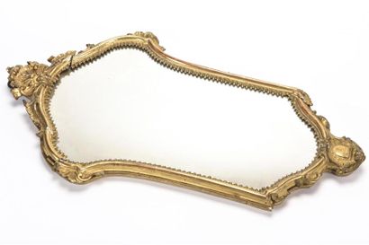 null Paire de miroirs d'applique en forme d'écusson en bois et stuc doré.
Vers 1800
H :...