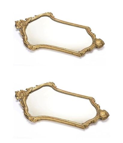 null Paire de miroirs d'applique en forme d'écusson en bois et stuc doré.
Vers 1800
H :...