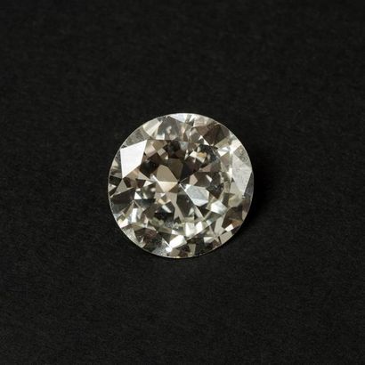 null Bague en platine griffée d'un diamant taille ancienne de 4,20 carats
Certificat...
