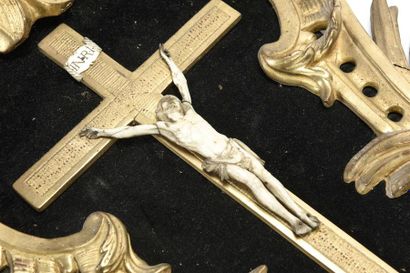 null Christ en ivoire sculpté dans un cadre en bois doré et ajouré formant bénitier,...