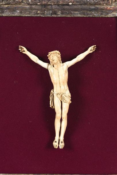 null Christ en ivoire sculpté et très finement ciselé
18ème siècle
dans un ancien...