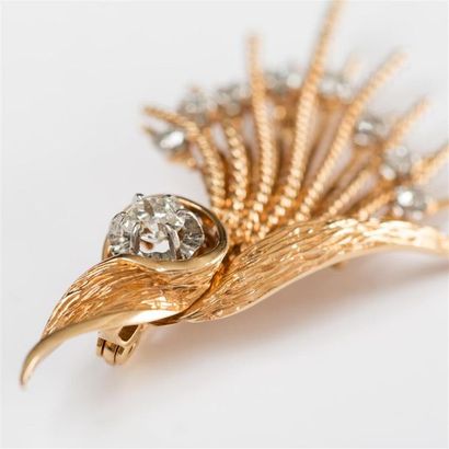 null Broche en or rose (750) 18K stylisant un oiseau, les plumes ponctuées de diamants....