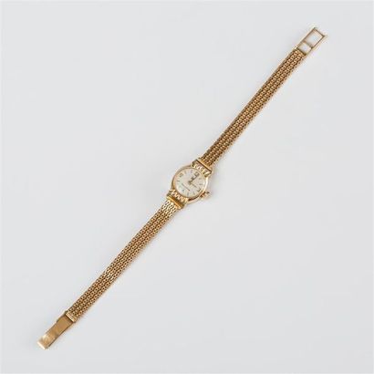 null LIP. Montre de dame en or jaune (750) 18K, boîtier métal et bracelet en or jaune....