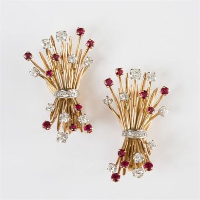 null Paire de boucles d'oreilles en or jaune (750) 18K et platine, bouquets de rubis...