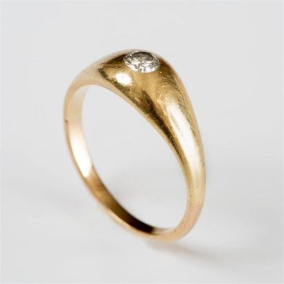 null Bague jonc anglais en or jaune (750) 18K orné d'un diamant taille ancienne....