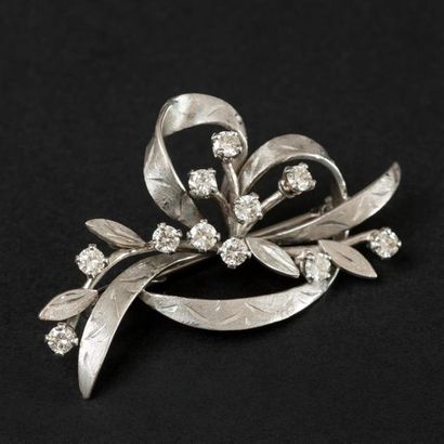 null Broche en or blanc (750) 18K ciselée, ruban noué ponctué de 11 diamants. Poids...