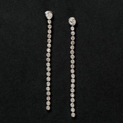 null Paire de pendants d'oreilles en or blanc (750) 18K, ligne de diamants serti...