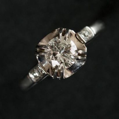 null Bague en or blanc (750) 18K griffée d'un diamant taille ancienne de 0,75 carat...