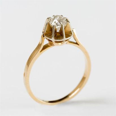 null Solitaire diamant taille coussin de 0,30 carat environ. Monture en or jaune...