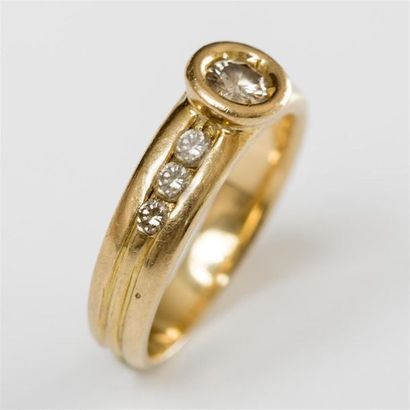 null Bague bandeau en or jaune (750) 18K sertie clos d'un diamant entre 3 diamants...