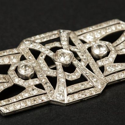 null Broche plaque en platine, de forme géométrique ajourée sertie de diamants taille...