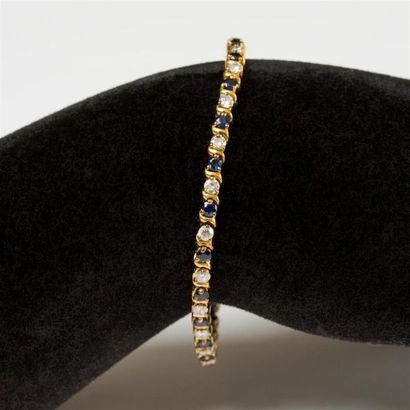 null Bracelet en or jaune (750) 18K, suite de saphirs alternés de diamants. Poids...