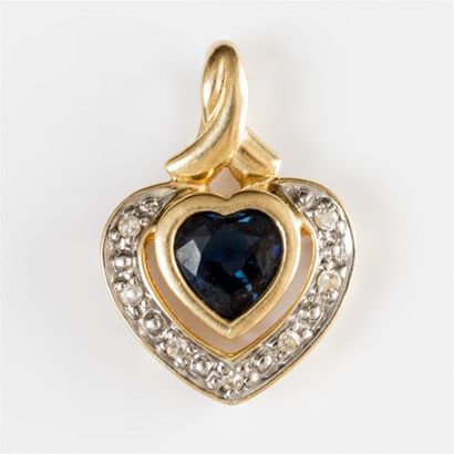 null Pendentif en or jaune (750) 18K formant un coeur, coeur en saphir entouré de...