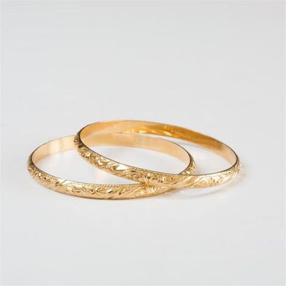 null Deux bracelets joncs ronds, ciselés en or jaune (750) 18K Poids : 28,80 g 