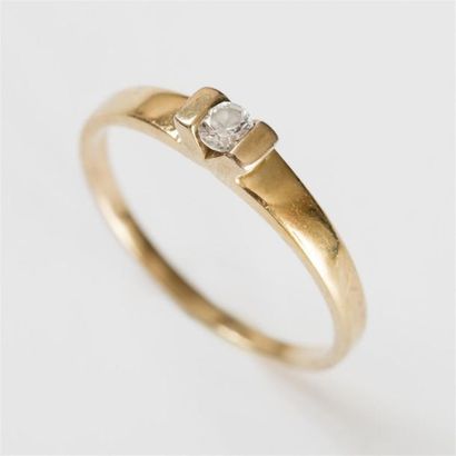 null Bague en or jaune (750) 18K corbeille en V retenant un diamant taille moderne....