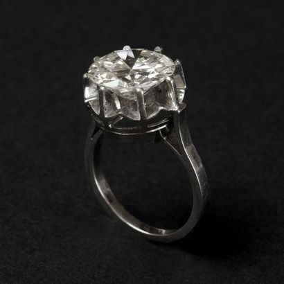 null Bague en platine et or gris (750) 18K griffée d'un diamant solitaire taille...