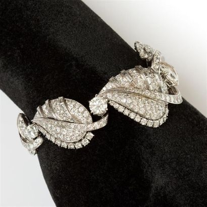 null Bracelet composé de cinq maillons feuilles intégralement sertis de diamants,...