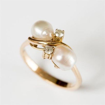 null Bague en or jaune (750) 18K vous et moi" à deux perles baroques et deux diamants."...