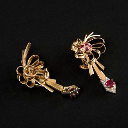 null Paire de pendants d'oreilles en or jaune et platine (750) 18K, fleur ajourée...