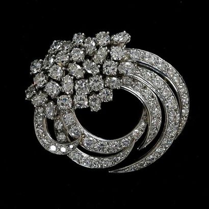 null Broche en or blanc 18K (750) formant volutes de diamants de taille navette et...