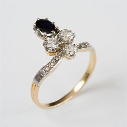 null Bague dite «Joséphine » en or jaune et platine (750) 18K, saphir et diamants....