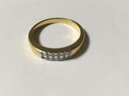 null Bague bandeau en or jaune (750) 18K, la partie supérieure sertie de diamants....