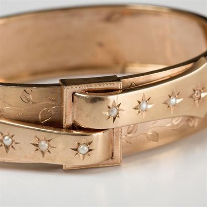 null Bracelet ouvrant rigide en or jaune (750) 18K, décor boucle ceinture avec demi-perles....