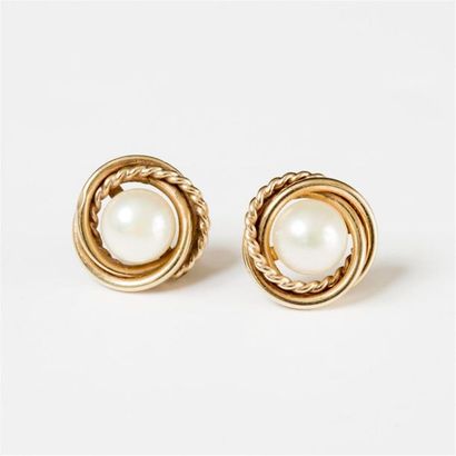 null Paire de boutons d'oreilles demi perles bordées de torsades d'or. (manque les...