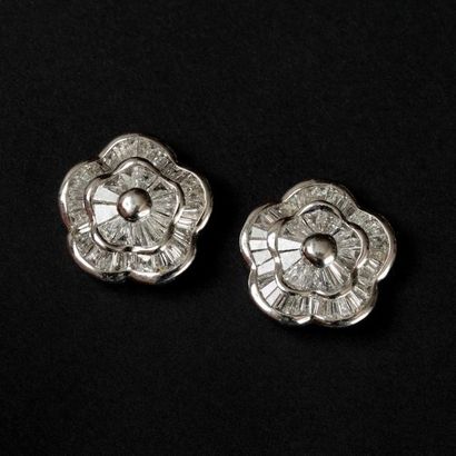 null Paire de boucles d'oreilles en or blanc (750) 18K, fleurs de diamants calibrés....