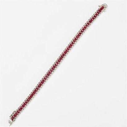 null Bracelet ruban en or blanc (750) 18K, ligne de rubis calibrés entre deux rangs...