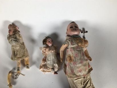 null Trois poupées tête porcelaine dont
une Armand Marseille : 22 cm

Mauvais état
Jint...
