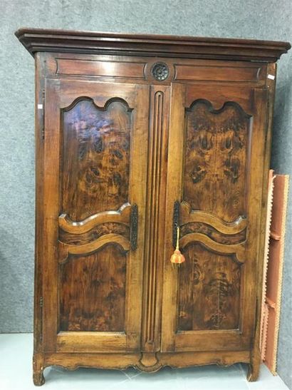 null Armoire Bressane en bois naturel, tapissée