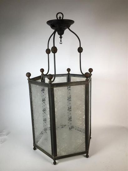 null Grande lanterne hexagonale en verre gravé de fleur
19ème siècle
H : 72 - Diam...