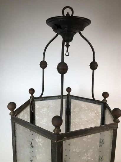 null Grande lanterne hexagonale en verre gravé de fleur
19ème siècle
H : 72 - Diam...
