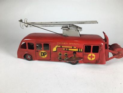 null RENAULT Camion de pompiers Premier secours en tole lithographiée
Avec sa clé
Mécanisme...