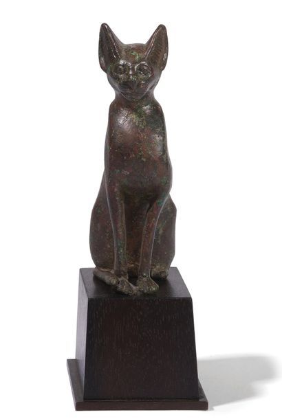 null Statuette votive de la déesse Bastet.

Sous la forme d’une chatte, assise sur...