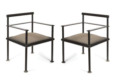 Paire de fauteuils modernistes, en métal...