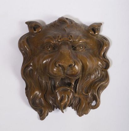 null Mascaron à tête de lion en bois sculpté, représentée gueule ouverte. Signé au...