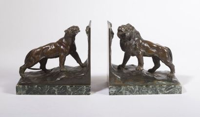 null Antoine BOFILL (1875-1939/53).

Paire de serre-livres représentant un lion et...