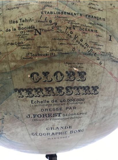 null Globe terrestre au 1/40 000 000ème, par J. FOREST Géographe. Armature en bronze...