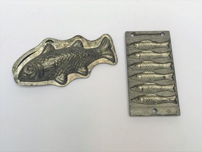 null Deux moules en métal en forme de poissons.