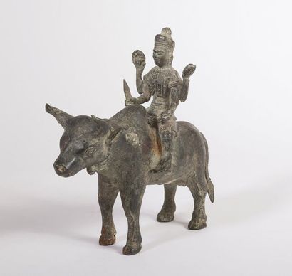 null Shiva et Nandi.

Statuette en bronze à patine verte, représentant le dieu Shiva...