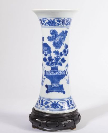 Vase cornet en porcelaine à décor en bleu...