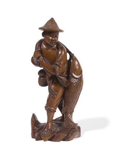 Statuette en buis représentant un jeune pêcheur...