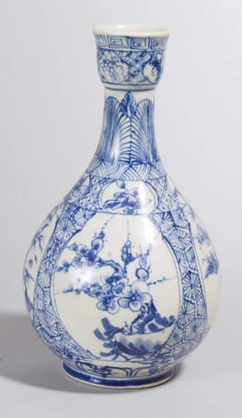 null Chine - Compagnie des Indes.

Deux vases bouteille à panse globulaire et col...