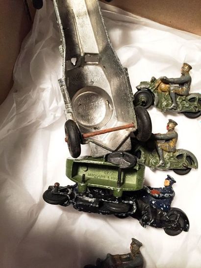 null DINKY TOYS - TOOTSIE TOY.

Dinky : 9 Motos dont 3 side-car militaires et police.

Tootsie :...