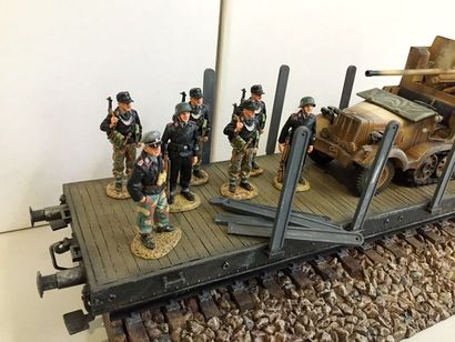 null Figarti - 2ème Guerre Mondiale - Wagon avec décor / 3.

+ un véhicule et 7 soldats...