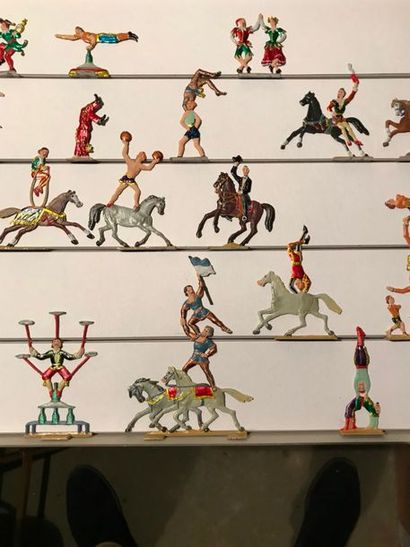 null Figurines d’étain - Le cirque. Équilibristes, clown, chevaux, voltiges… (21...