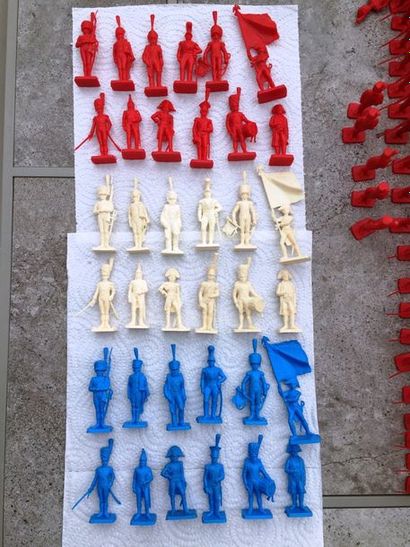 null Soldats années 70 plastiques sur le 1er Empire.

115 pièces avec 12 personnages...