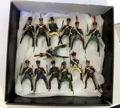 null Attelages et canons anciens en plomb + 13 figurines, le tout dans l’état. 